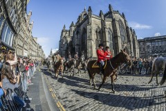 Edinburgh-Riding-of-the-Marches-riders-pass-St-Giles-Cathedral-3-photo-by-Phunkt.com_