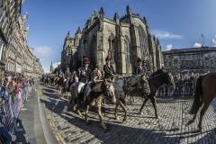 Edinburgh-Riding-of-the-Marches-riders-pass-St-Giles-Cathedral-photo-by-Phunkt.com_